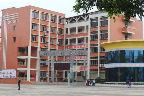 重庆市青山工业技工学校服装设计与工艺专业介绍